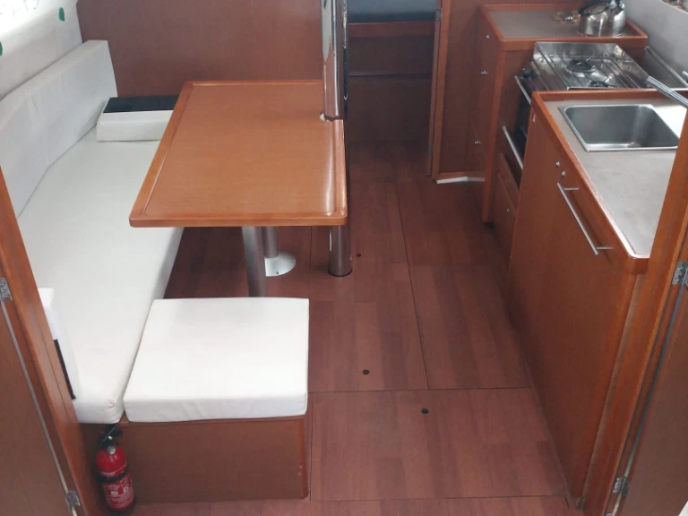 Yacht charter Cannigione billig Oceanis 38