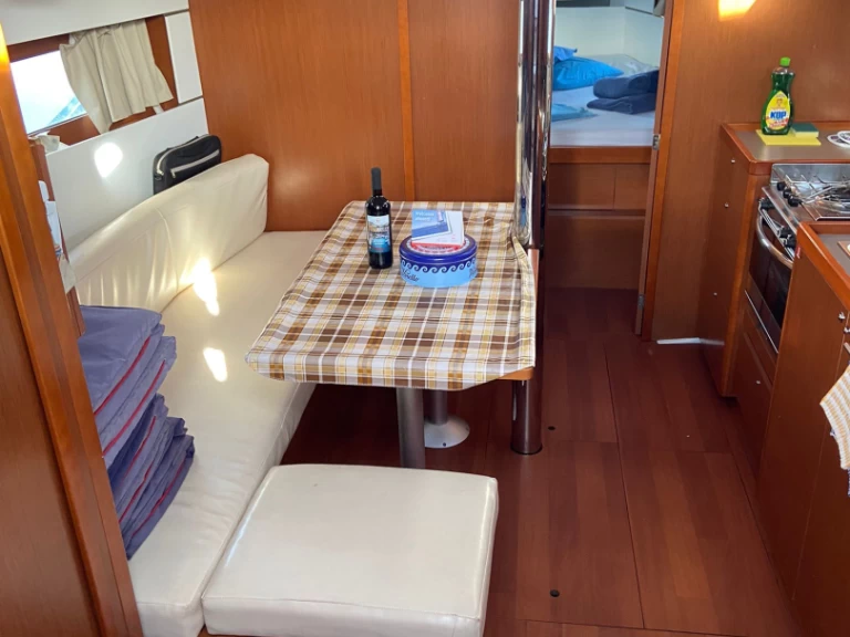 Bénéteau Oceanis 38.1 charter bareboat eller skeppad i Procida