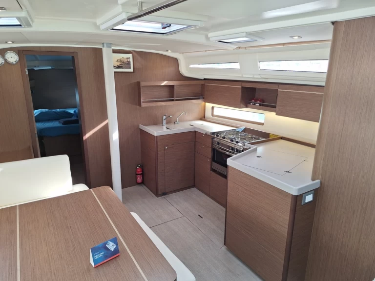 Bénéteau Oceanis 40.1 charter bareboat eller skeppad i Furnari