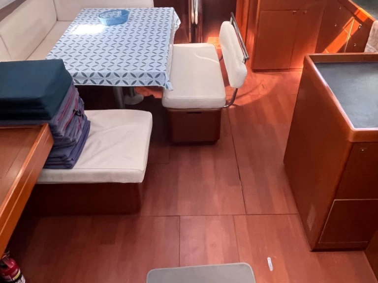 Uthyrning Segelbåt  Bénéteau med en båtlicens 