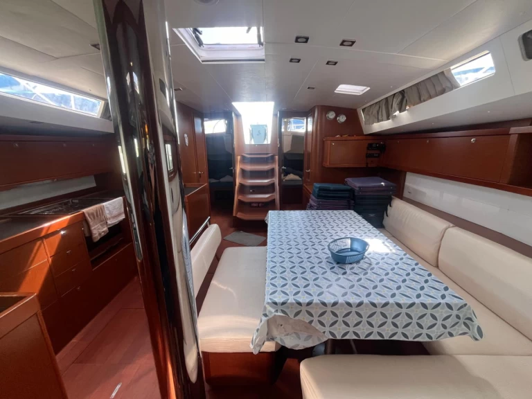 Bénéteau Oceanis 48 charter bareboat eller skeppad i Cannigione