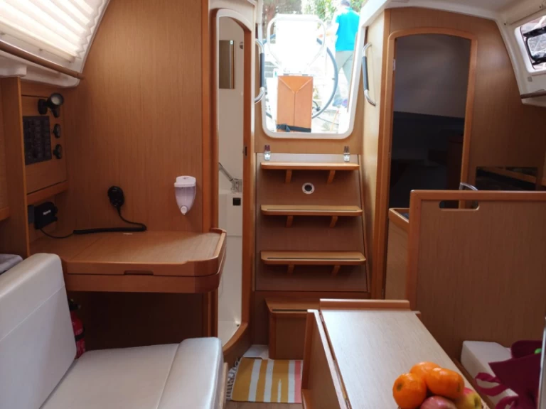 Hyra Segelbåt  med eller utan skeppare Jeanneau Furnari 