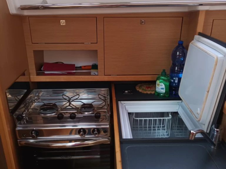 Uthyrning Segelbåt  Jeanneau med en båtlicens 