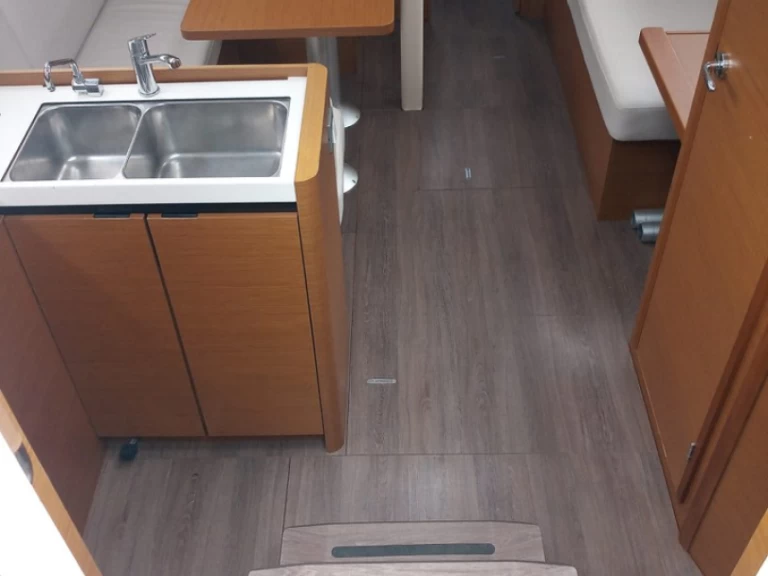 Båtuthyrning Jeanneau Sun Odyssey 380 i Cannigione på Samboat 