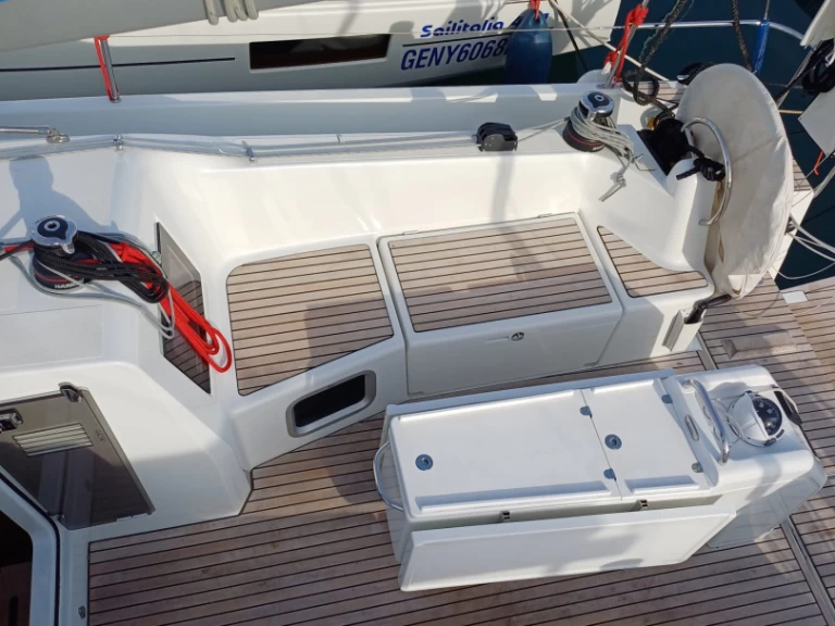 Uthyrning Segelbåt  Jeanneau med en båtlicens 