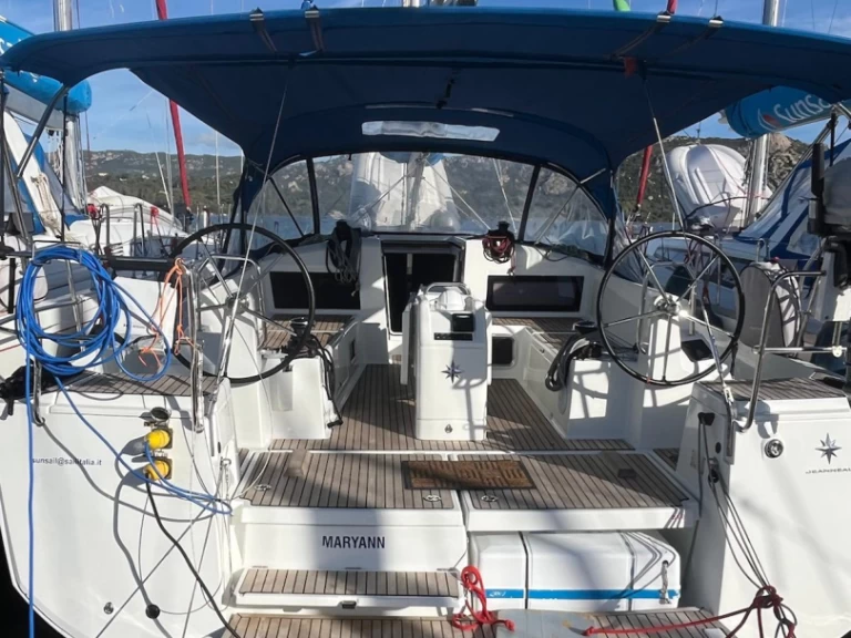 Uthyrning Segelbåt  Jeanneau med en båtlicens 