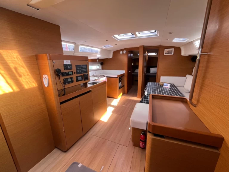 Jeanneau Sun Odyssey 490 charter bareboat eller skeppad i Cannigione