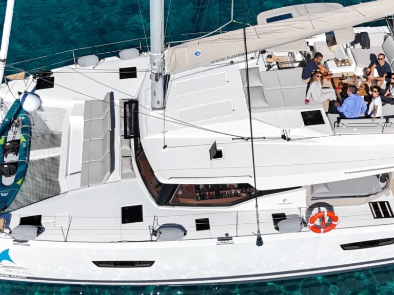 Fountaine Pajot Elba 45 charter bareboat eller skeppad i Porto-Vecchio