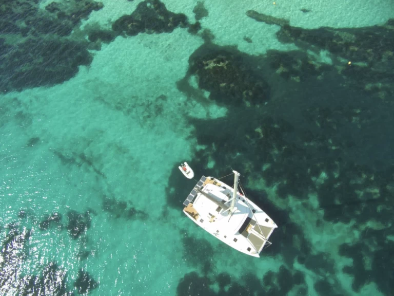 Hyra Katamaran  med eller utan skeppare Lagoon Figari 