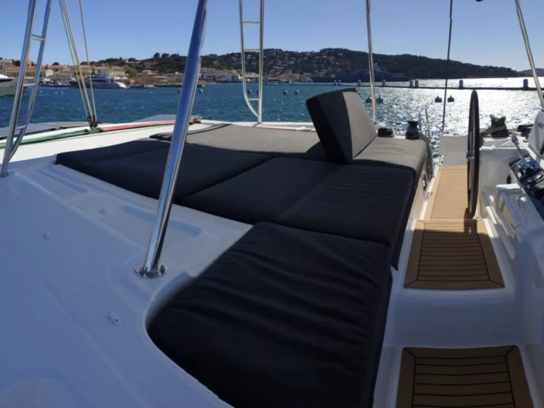 Hyra Katamaran  med eller utan skeppare Lagoon Figari 