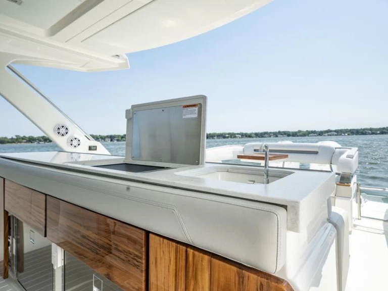 Uthyrning Lyx yacht Tiara med en båtlicens 