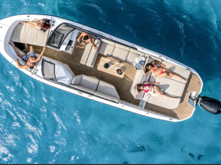 Rand Supreme 27 charter bareboat eller skeppad i Riviera Beach
