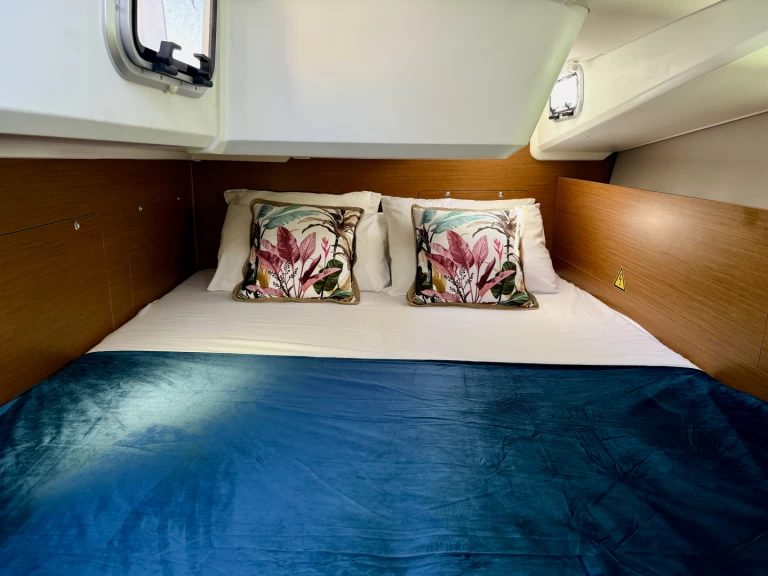 Jeanneau Sun Odyssey 490 charter bareboat eller skeppad i Piso Livadi