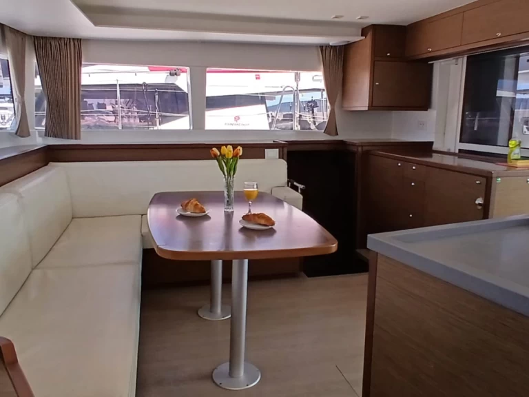 Hyr en Lagoon Lagoon 450 Sport Top Kaštela 