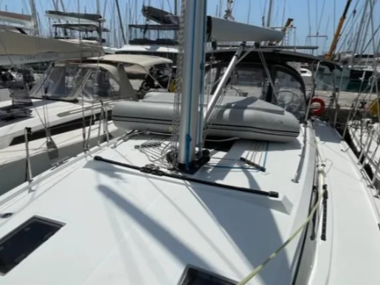 Bavaria Bavaria C42 charter bareboat eller skeppad i Alimos
