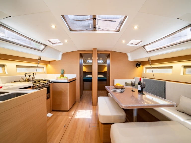 Hyr en Jeanneau Sun Odyssey 490 Alimos 
