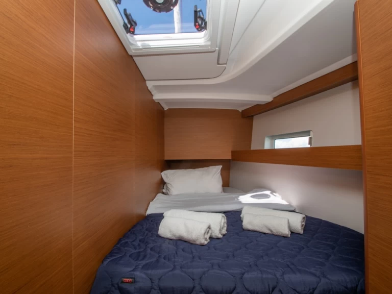 Uthyrning Segelbåt  Jeanneau med en båtlicens 