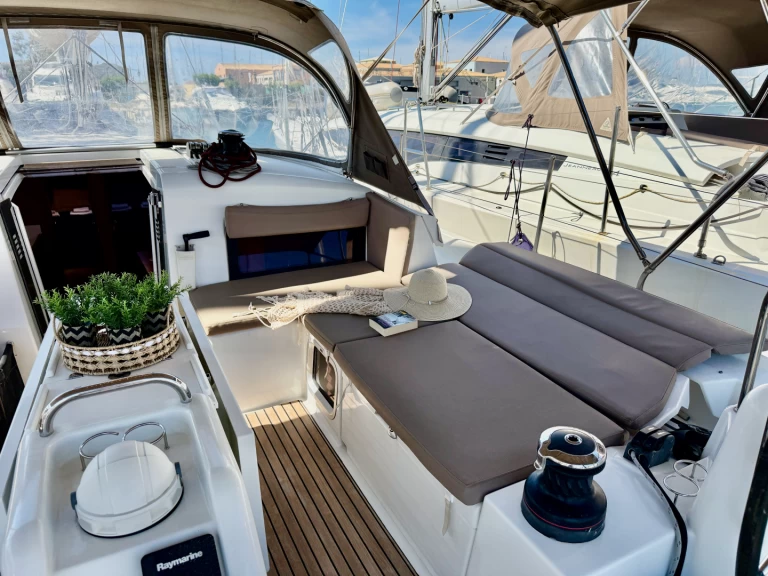 Jeanneau Sun Odyssey 490 charter bareboat eller skeppad i Piso Livadi