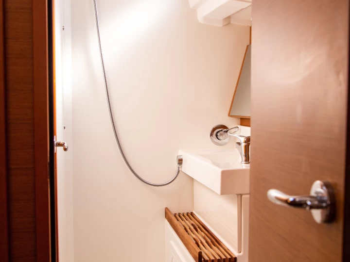 Uthyrning Segelbåt  Jeanneau med en båtlicens 