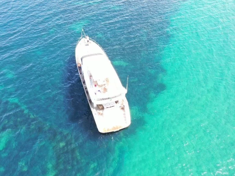 Maiora 20 s charter bareboat eller skeppad i San Vincenzo