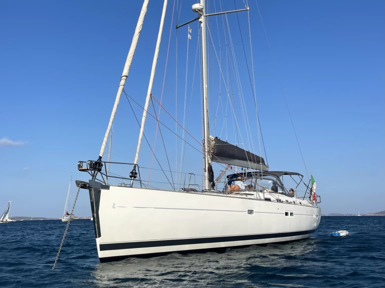 Bénéteau Oceanis 523 Clipper charter bareboat eller skeppad i Golfo Aranci