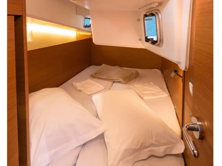 Hyra Segelbåt  med eller utan skeppare Jeanneau Vibo Marina 