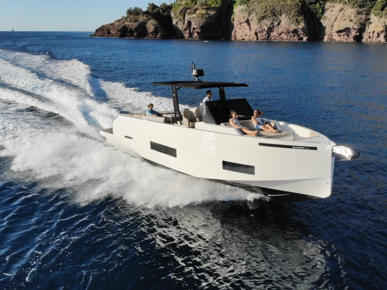 De Antonio De Antonio D42 Open charter bareboat eller skeppad i Lavrio