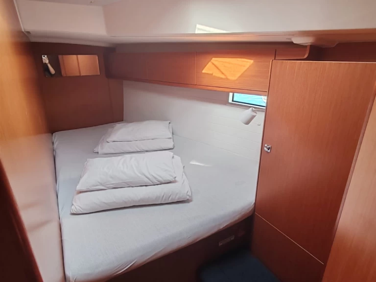 Bavaria Cruiser 46 charter bareboat eller skeppad i Drage