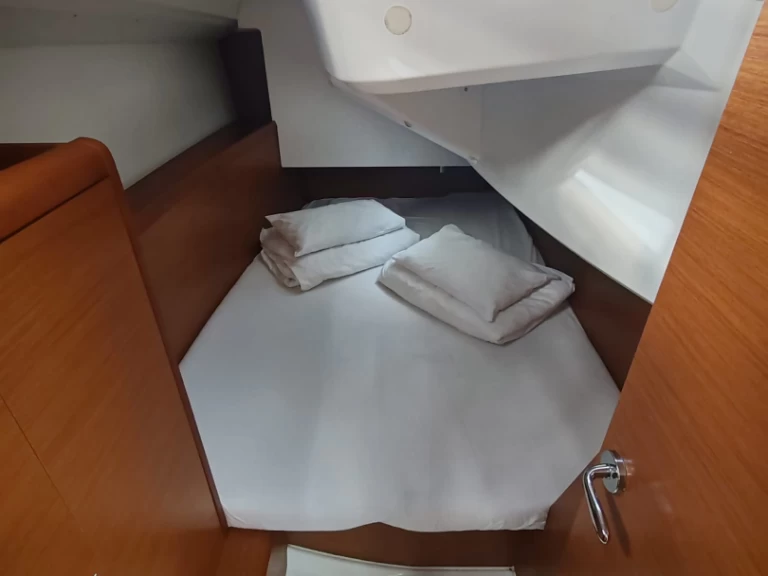 Hyra Segelbåt  med eller utan skeppare Jeanneau Drage 