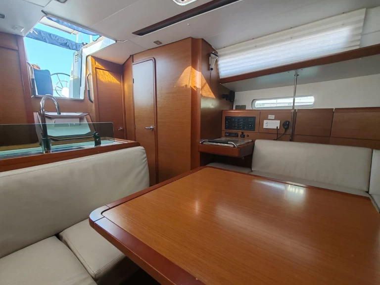 Uthyrning Segelbåt  Jeanneau med en båtlicens 