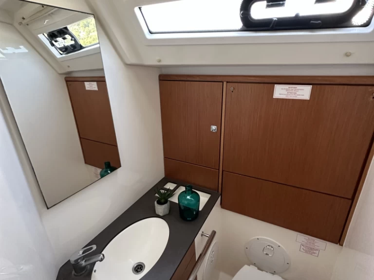 Bavaria Cruiser 46 charter bareboat eller skeppad i Drage