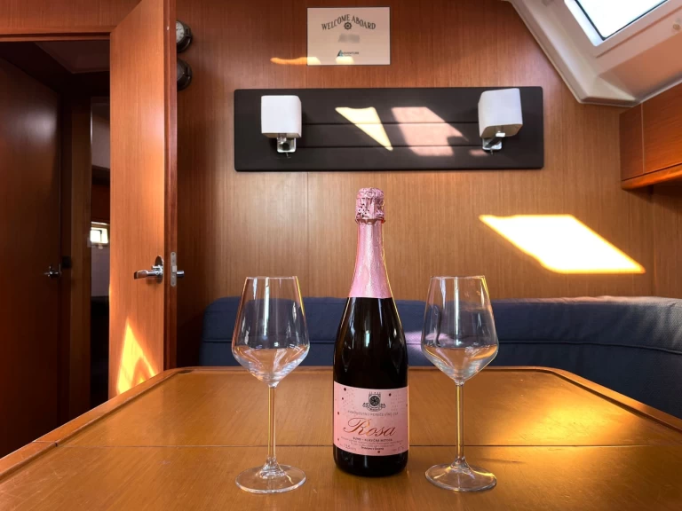 Bavaria Cruiser 46 charter bareboat eller skeppad i Sukošan