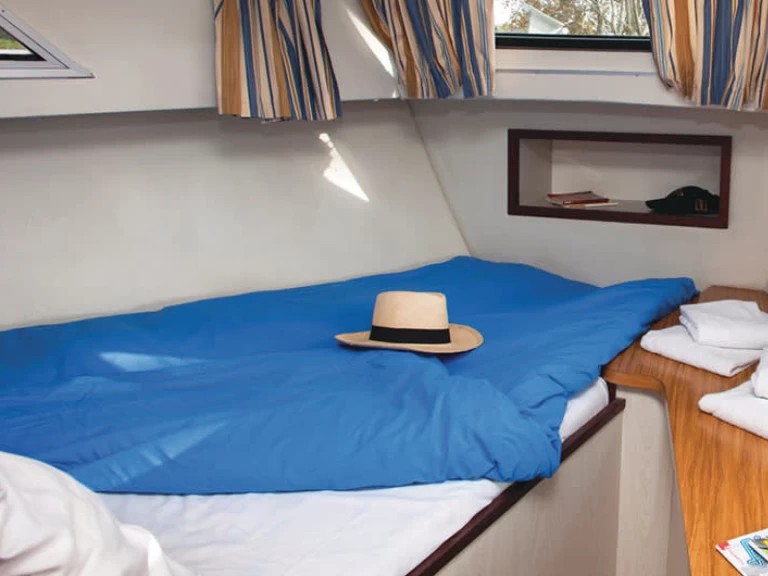 Le Boat Corvette A charter bareboat eller skeppad i Hindeloopen