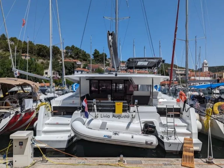 Fountaine Pajot Astrea 42 charter bareboat eller skeppad i Primošten 