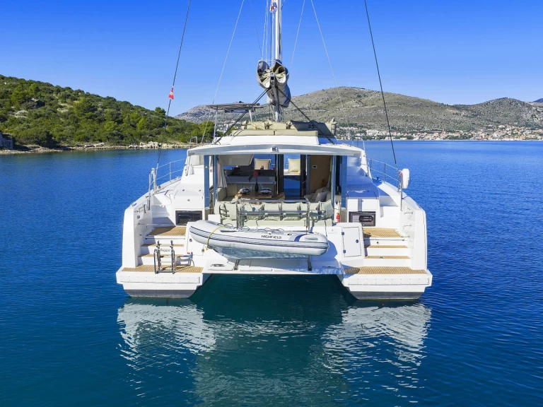 Bali Bali 4.4 charter bareboat eller skeppad i Donji Seget