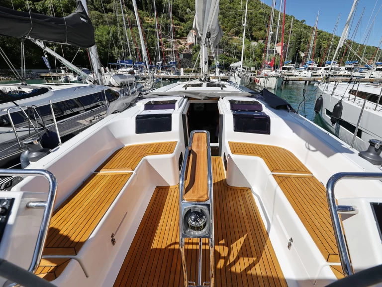Hanse Hanse 455 charter bareboat eller skeppad i Komolac