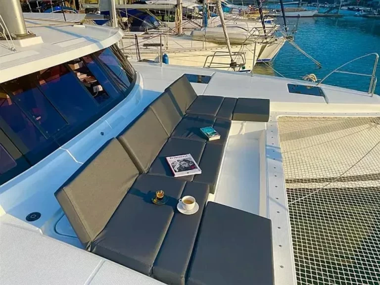 Fountaine Pajot Astrea 42 charter bareboat eller skeppad i Primošten 