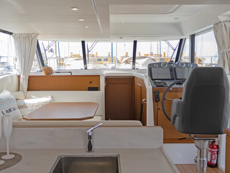 Bénéteau Swift Trawler 48 charter bareboat eller skeppad i Portimão