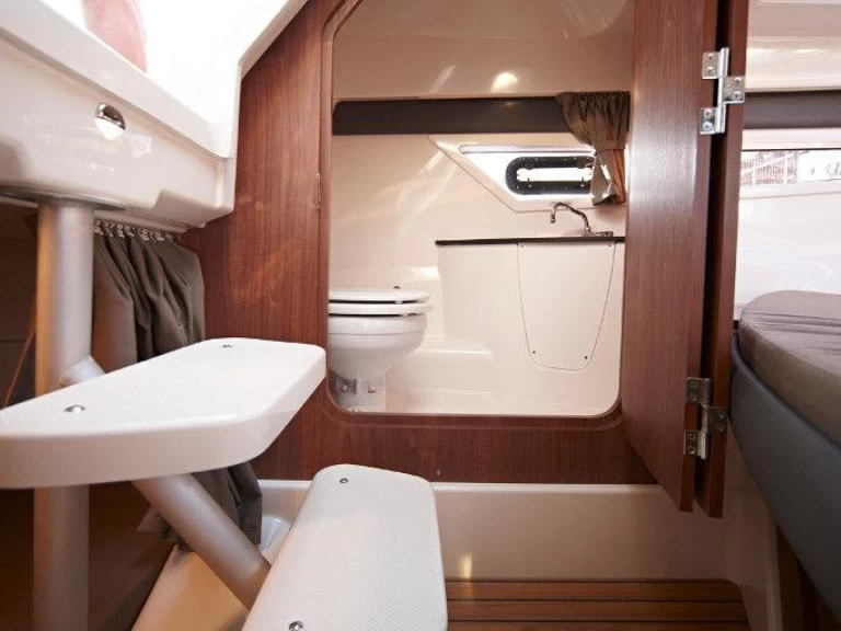 Yacht charter Tribunj billig Activ 805 Cruiser