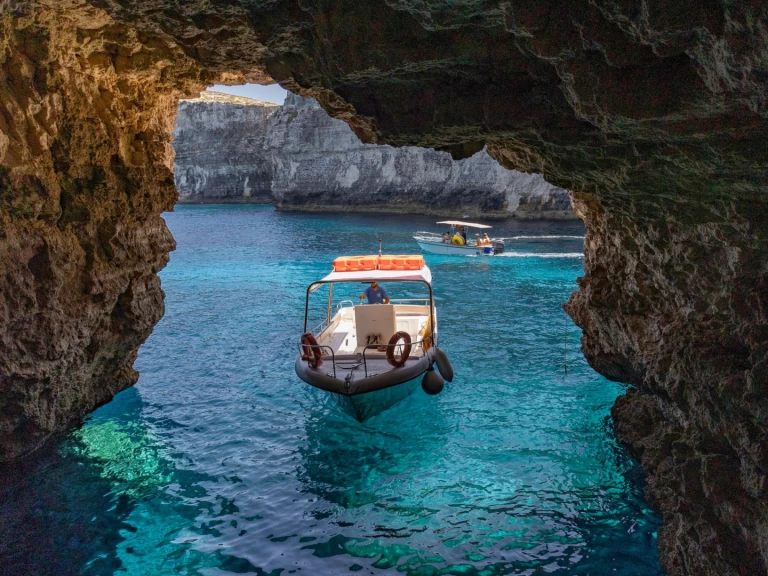 Hyra Motorbåt  med eller utan skeppare Chadron Värld 