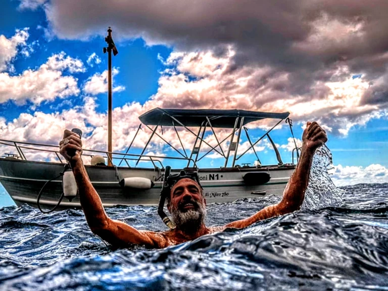 Uthyrning Motorbåt  Mileo med en båtlicens 