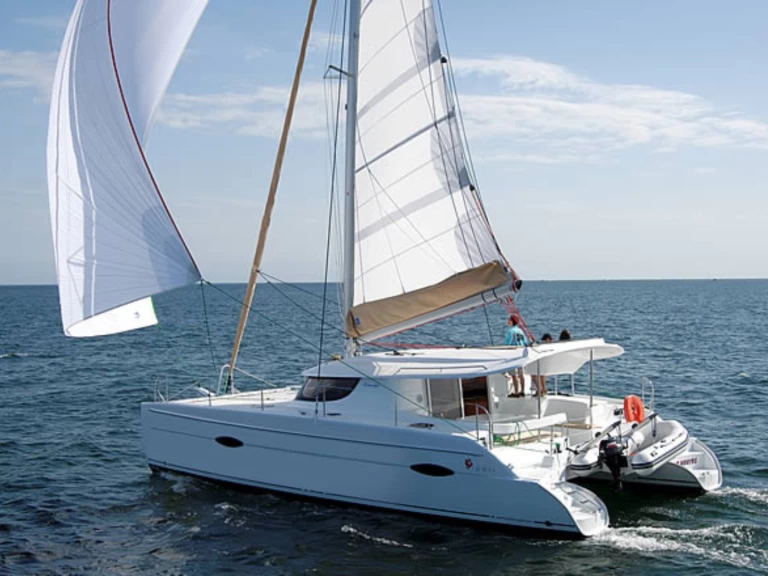 Fountaine Pajot Lipari 41 charter bareboat eller skeppad i Canet-en-Roussillon