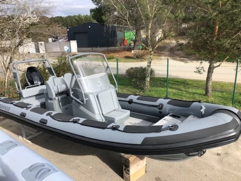 Hyr en Highfield Patrol 660 Port-Haliguen 