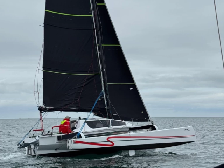 Tricat TRICAT 8.50 charter bareboat eller skeppad i La Trinité-sur-Mer