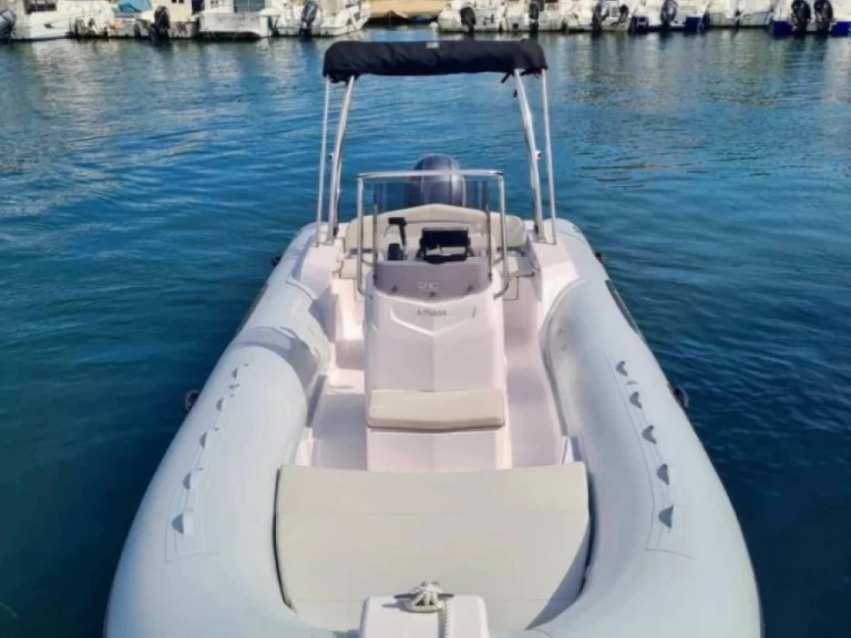 Capelli Tempest 630 charter bareboat eller skeppad i Antibes