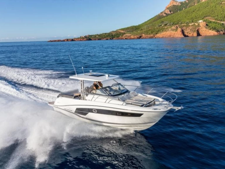 Yacht charter La Trinité-sur-Mer billig Cap Camarat 10.5 WA série 2