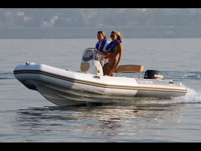 Uthyrning RIB Zodiac med en båtlicens 