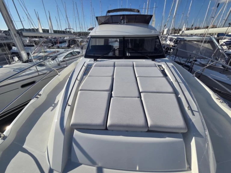 Prestige Prestige 520 Fly charter bareboat eller skeppad i Šibenik 