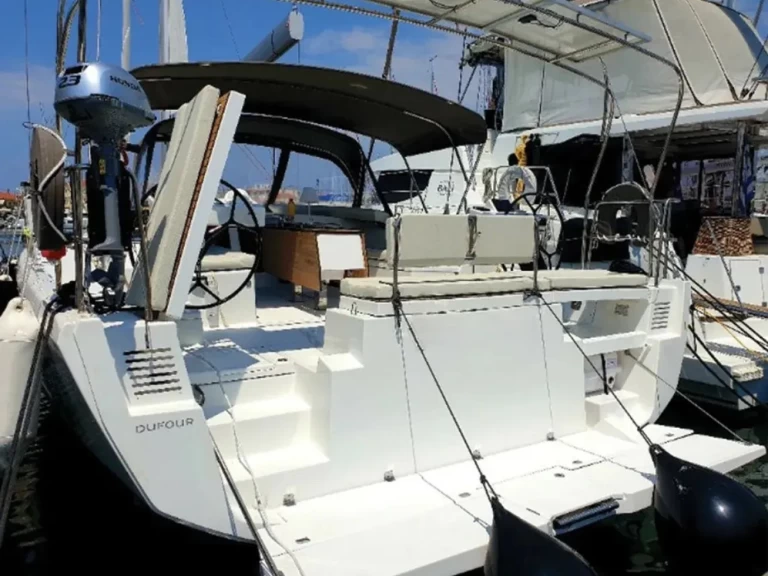 Dufour Dufour 470 charter bareboat eller skeppad i Ligia
