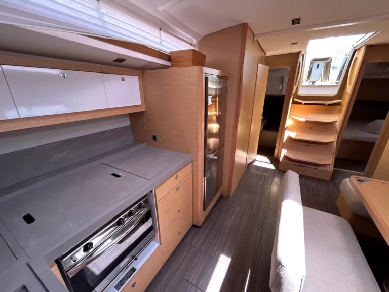 Dufour Dufour 470 charter bareboat eller skeppad i Olbia